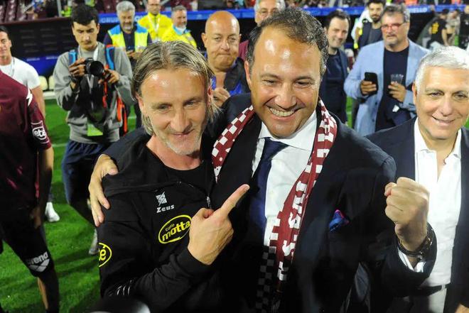 曾在英超执 曾在英超执